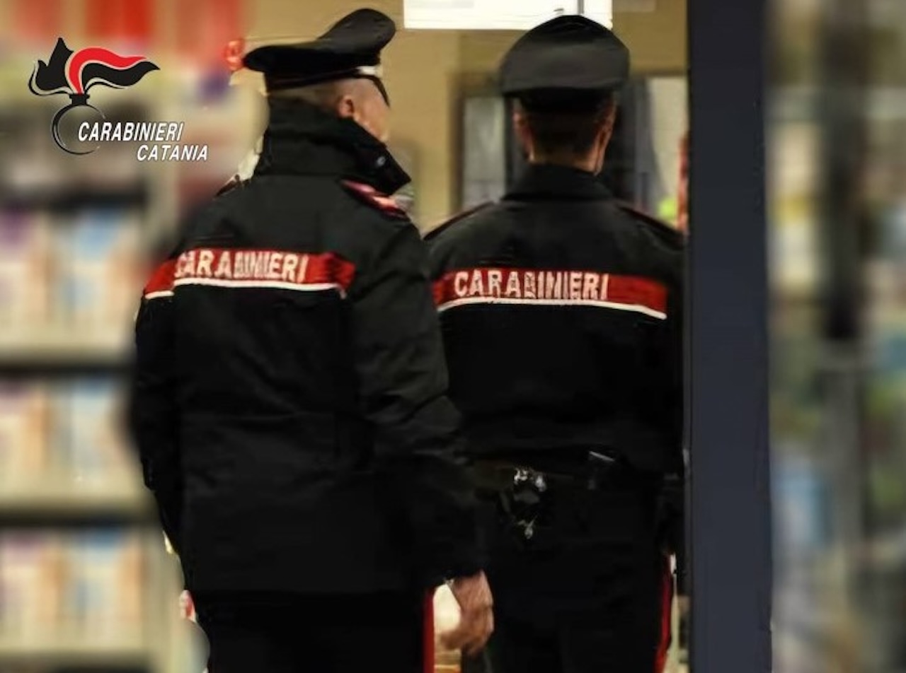 Ben 200 euro di merce nascosta sotto la giacca: il furto in un supermercato di Catania