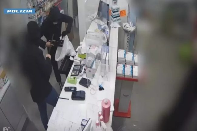 Bastoni, pistole e minacce: raffica di furti e rapine violente a Palermo, arrestati 2 minorenni