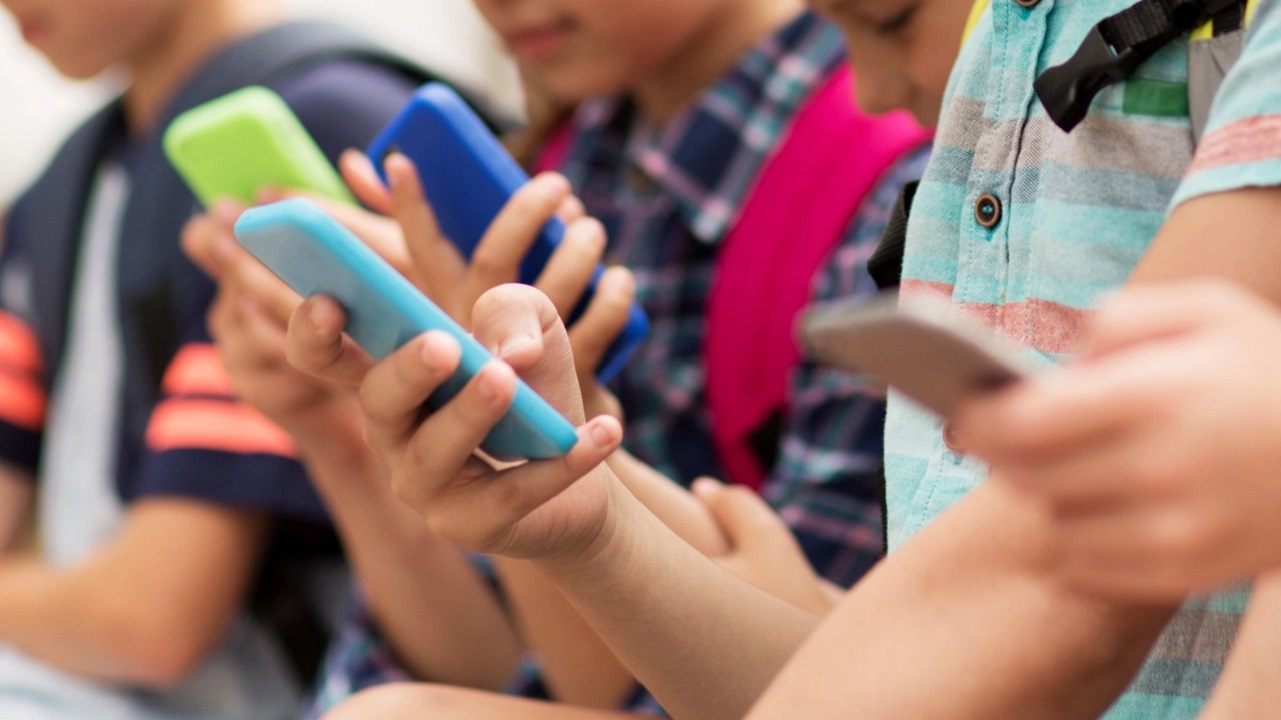 Stop ai cellulari per i bambini in Sicilia: arriva l’ok definitivo dall’Ars