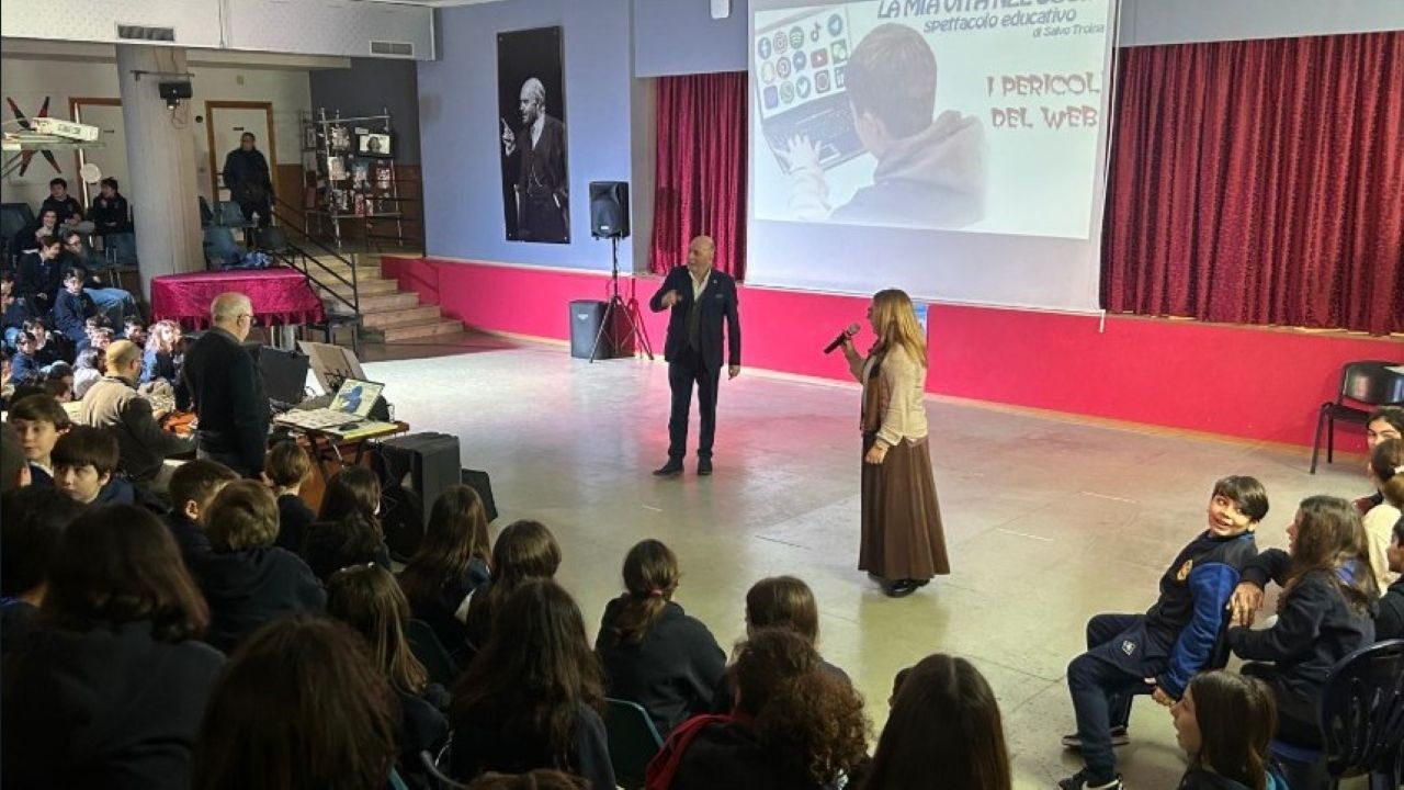 “La mia vita nei social”, lo spettacolo educativo alla Cavour di Catania