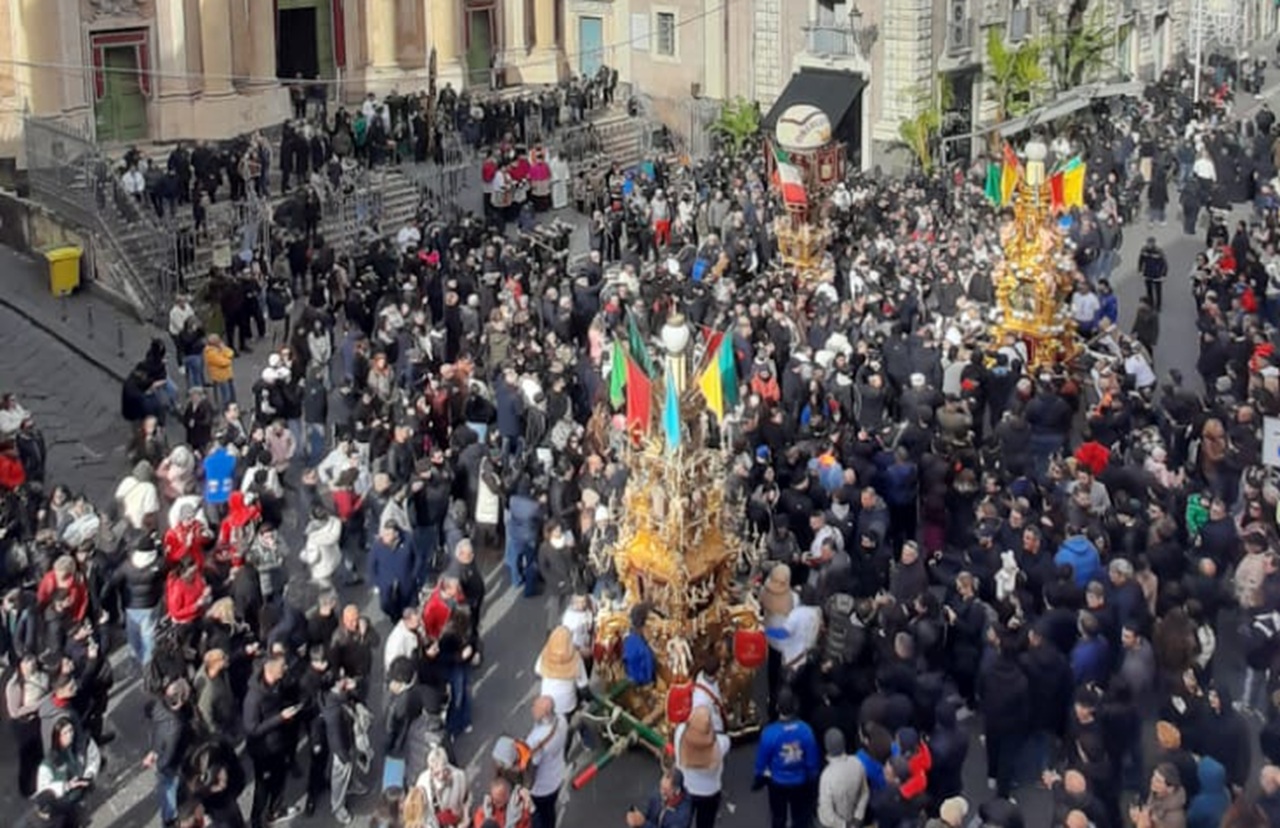 Sant’Agata 2025, inizia la festa: le Candelore, l’offerta della cera, le Carrozze del Senato e tanta emozione