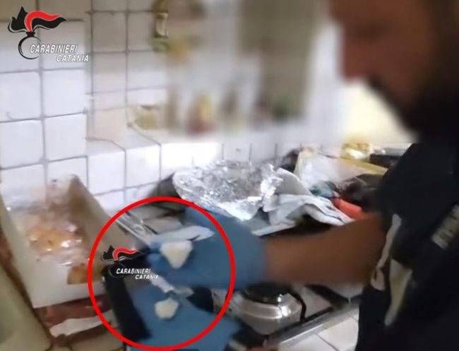 Spaccio a Catania, 36enne tradito da un insolito “via vai”