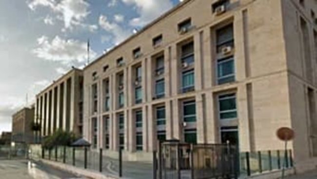 Tenta di entrare in tribunale con un coltello: denunciato un uomo