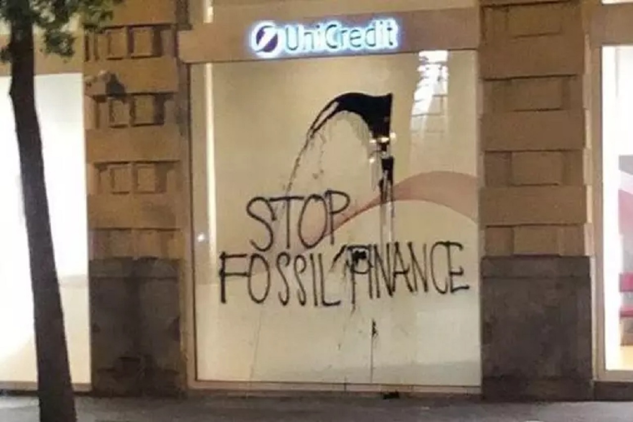 Palermo, vandalizzata la vetrina della filiale Unicredit