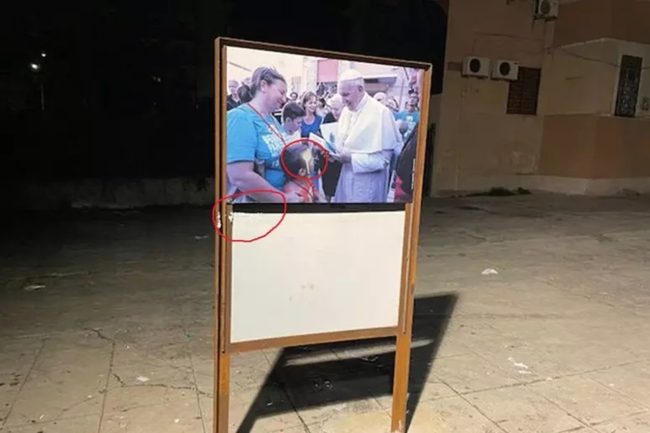 Imbrattate le foto della mostra di Don Pino Puglisi a Brancaccio: 50 adolescenti in azione