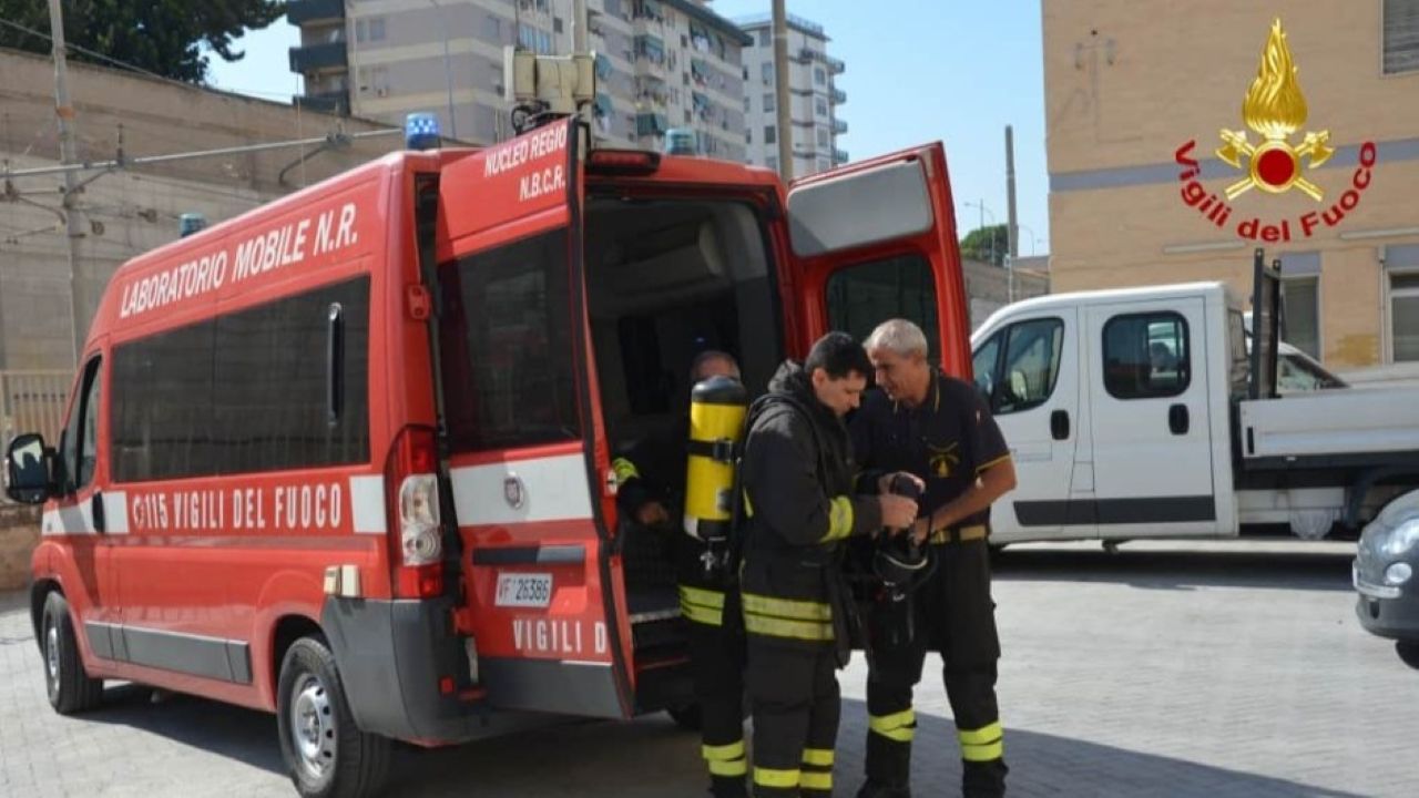 Crollano calcinacci in una scuola elementare di Leonforte: nessun ferito