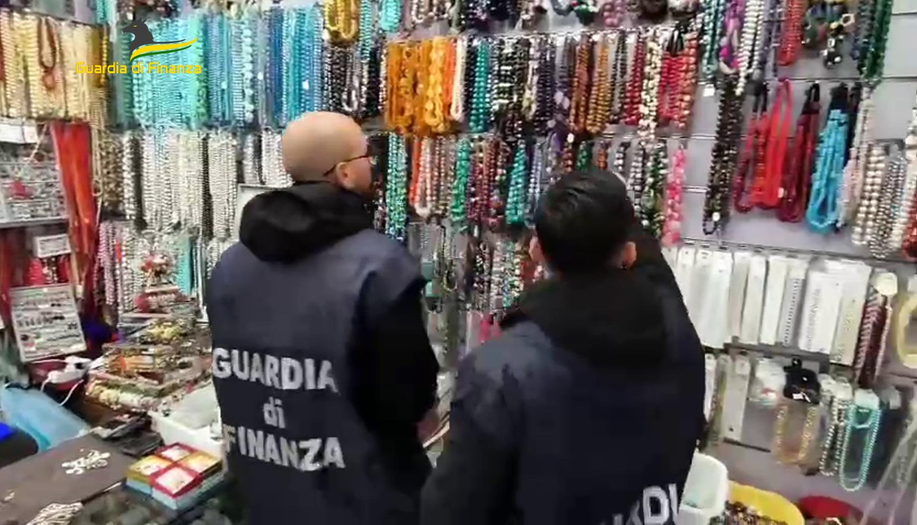 Caltanissetta, maxi sequestro di bigiotteria non sicura in due negozi