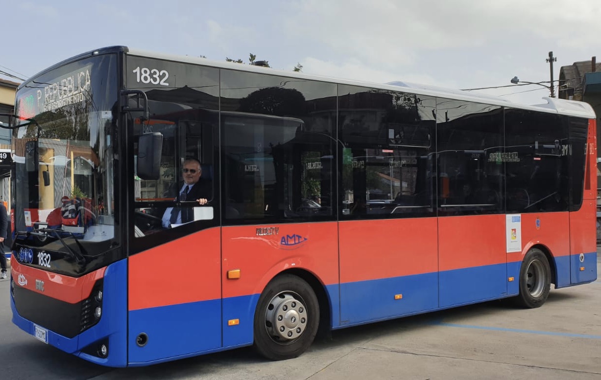 Catania, prendono a sassate un autobus con passeggeri. Cardello: “Bisogna fare qualcosa”
