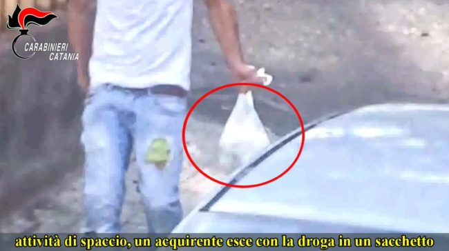 “Mercato della droga” in un palazzo popolare di Riposto e un’organizzazione operativa 24h su 24h: i DETTAGLI dell’operazione “Caronte”