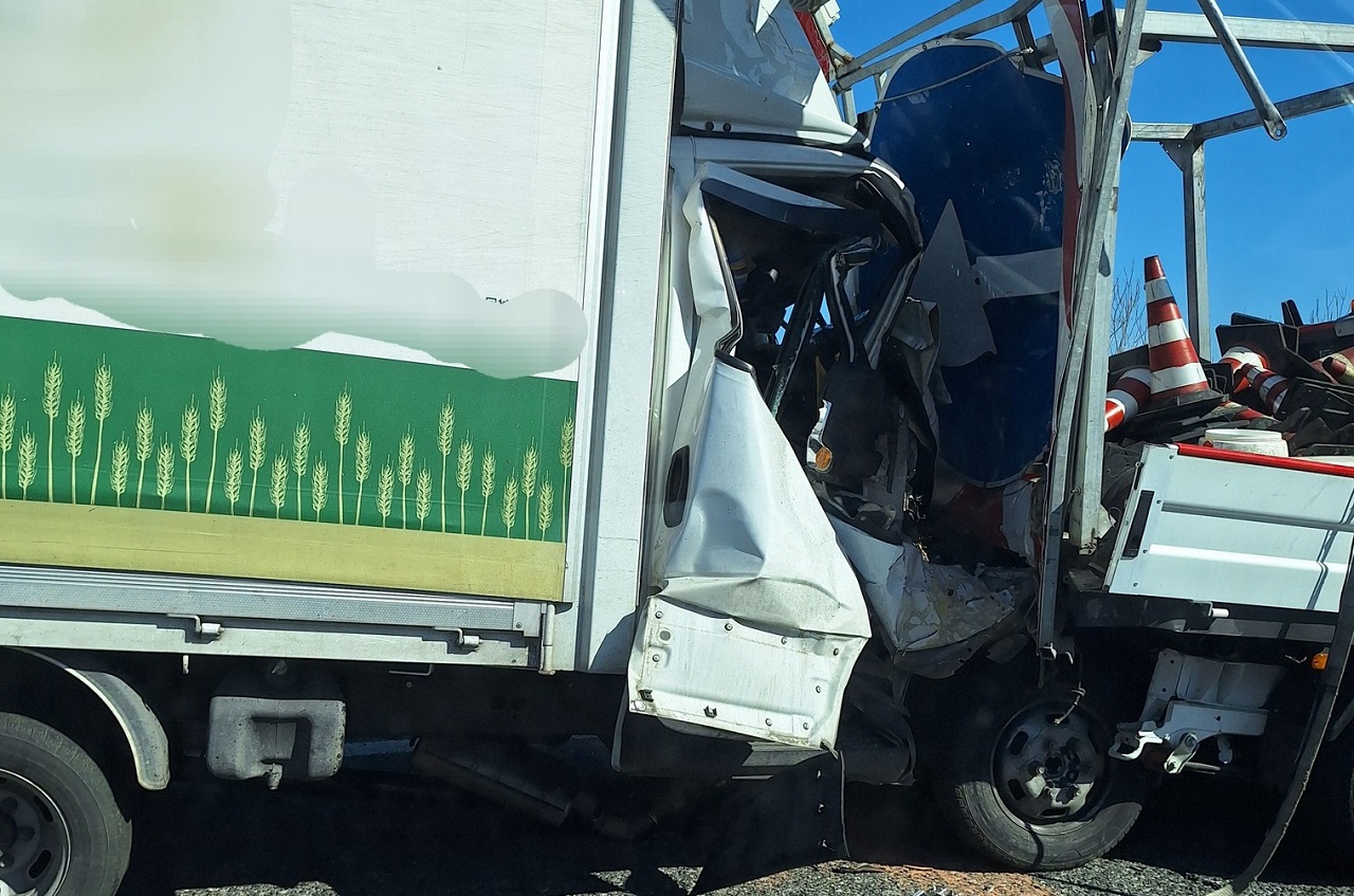 Scontro tra furgoni sulla A18 direzione Catania, traffico in tilt