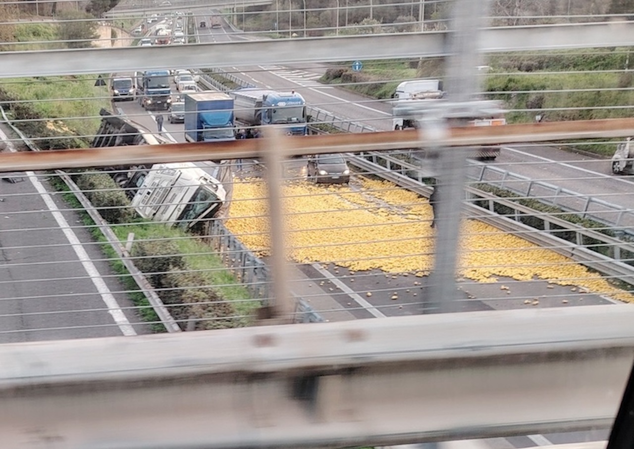 Autostrada A18 bloccata dopo lo svincolo di Acireale: camion carico di limoni si ribalta