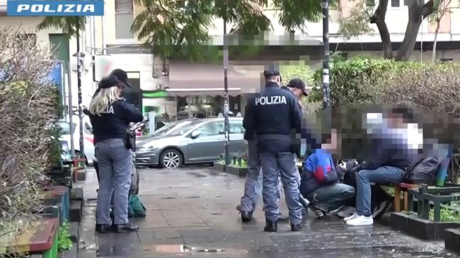 Catania, maxi operazione antidroga: cinque arresti e una denuncia