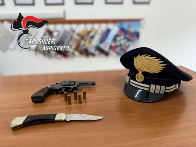 Tenta di disfarsi della pistola lanciandola dal finestrino: arrestato 55enne