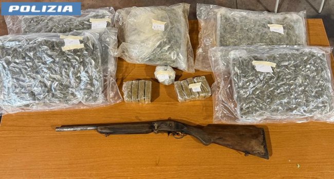Sei chili di droga e un fucile nascosti in una grotta a Catania