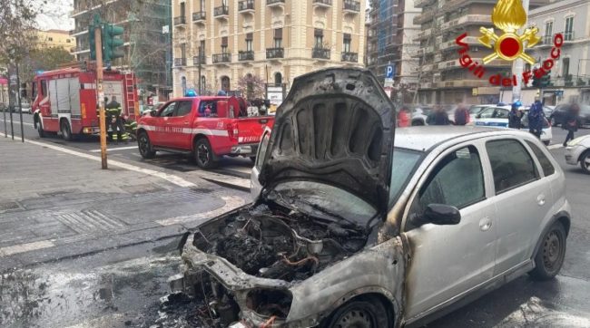 Catania, auto in fiamme al corso Italia: necessario l’intervento dei vigili del fuoco