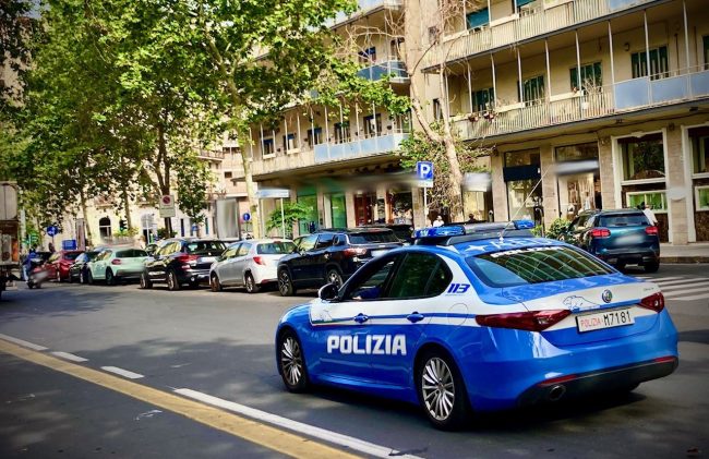 Danneggia auto in sosta e aggredisce gli agenti: arrestato 32enne a Catania
