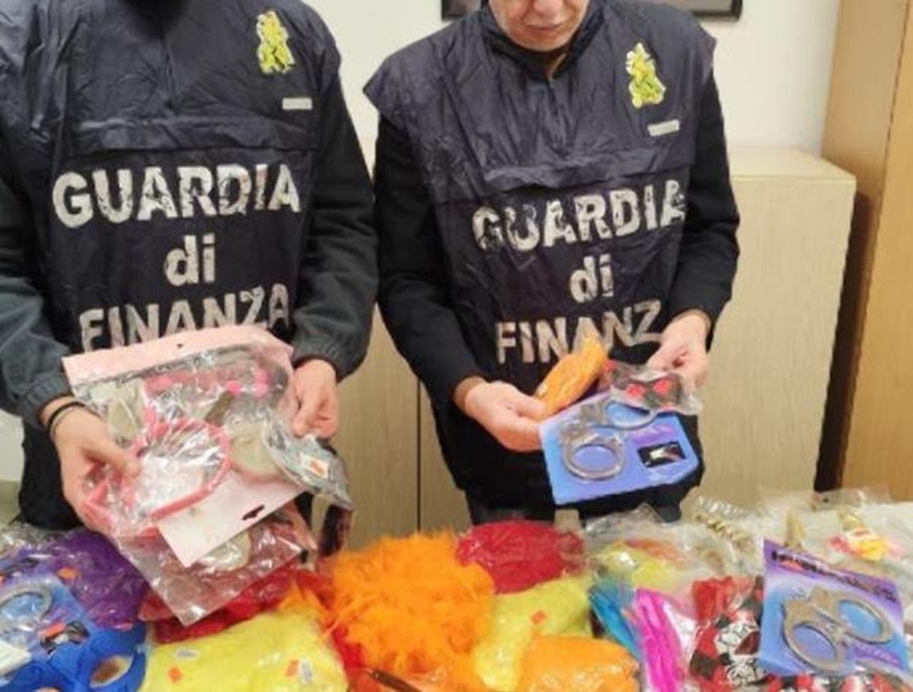 Enna, sequestrati articoli di Carnevale non sicuri per bambini