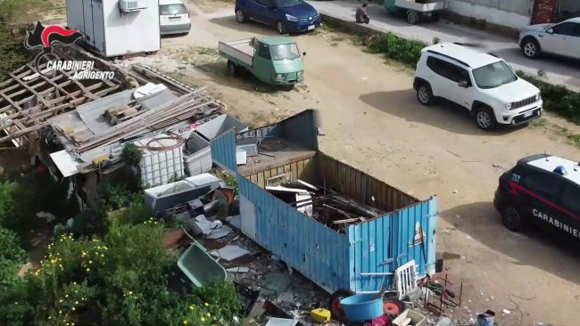 Scarica rifiuti urbani e speciali in area comunale, denunciato dai carabinieri