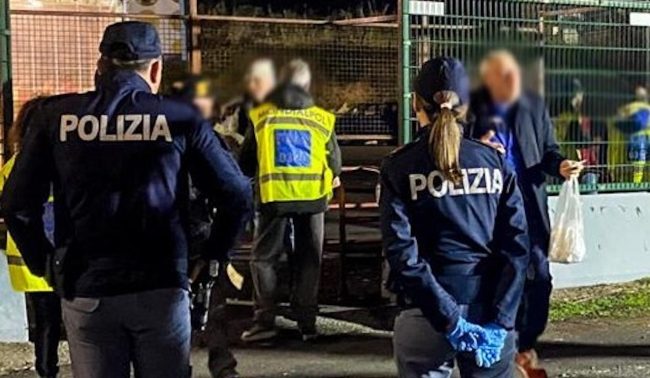 Lancia fumogeni durante gara del Catania: Daspo per ultrà 18enne