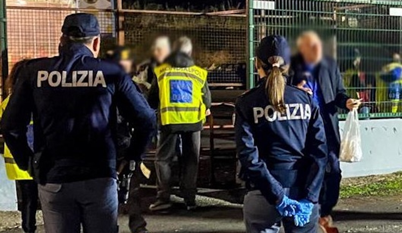 Lancia fumogeni durante gara del Catania: Daspo per ultrà 18enne