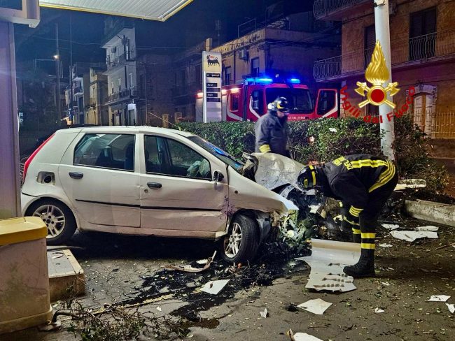 Grave incidente nel centro di Adrano, cinque giovani feriti
