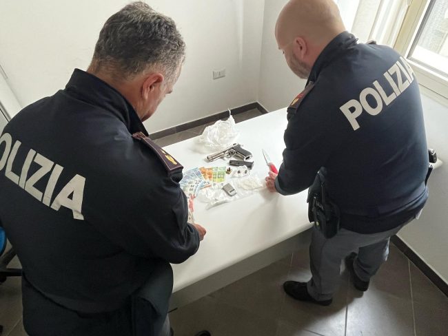 Avola, tentano di fuggire all’alt della polizia ma finiscono fuori strada: 2 arresti