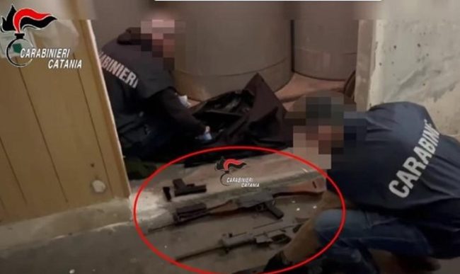Nascondeva fucili e pistole in casa: nei guai 54enne catanese