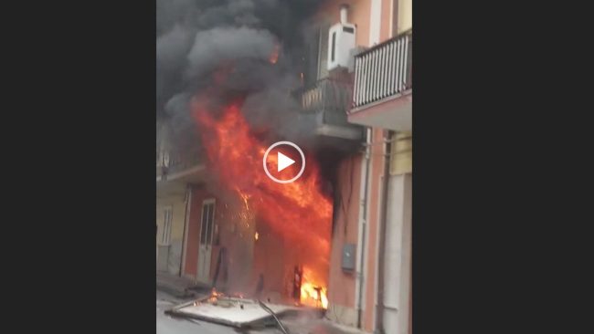 Incendio a Priolo, casa devastata dalle fiamme: il video diventa virale