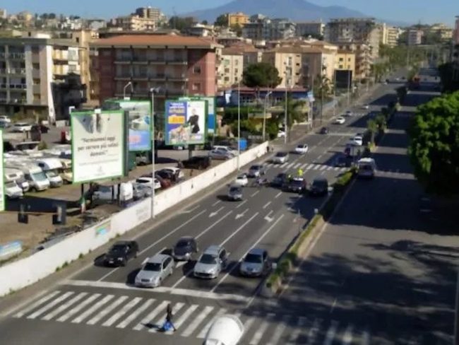 Incidente a Catania: scooter investito da un’auto pirata, due giovani feriti