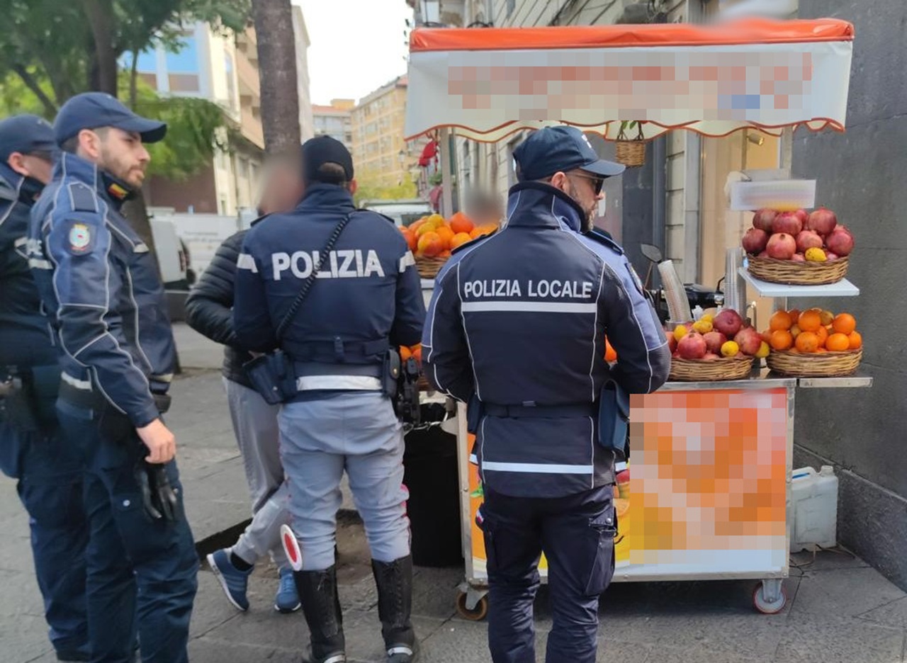 Catania, sequestrato stand di spremute d’agrumi non autorizzato in piazza Stesicoro