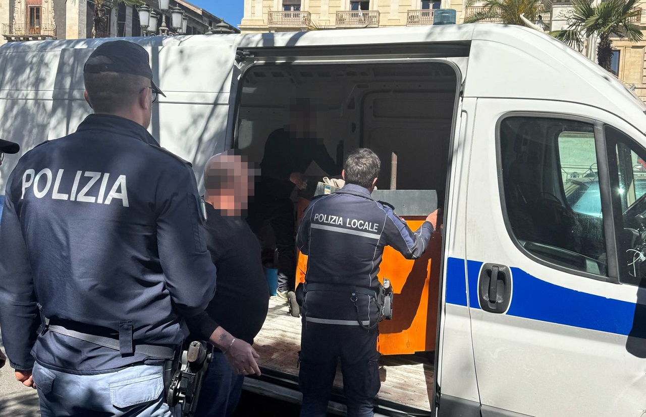 Oltre 3mila euro di multa per un venditore ambulante recidivo a piazza Stesicoro