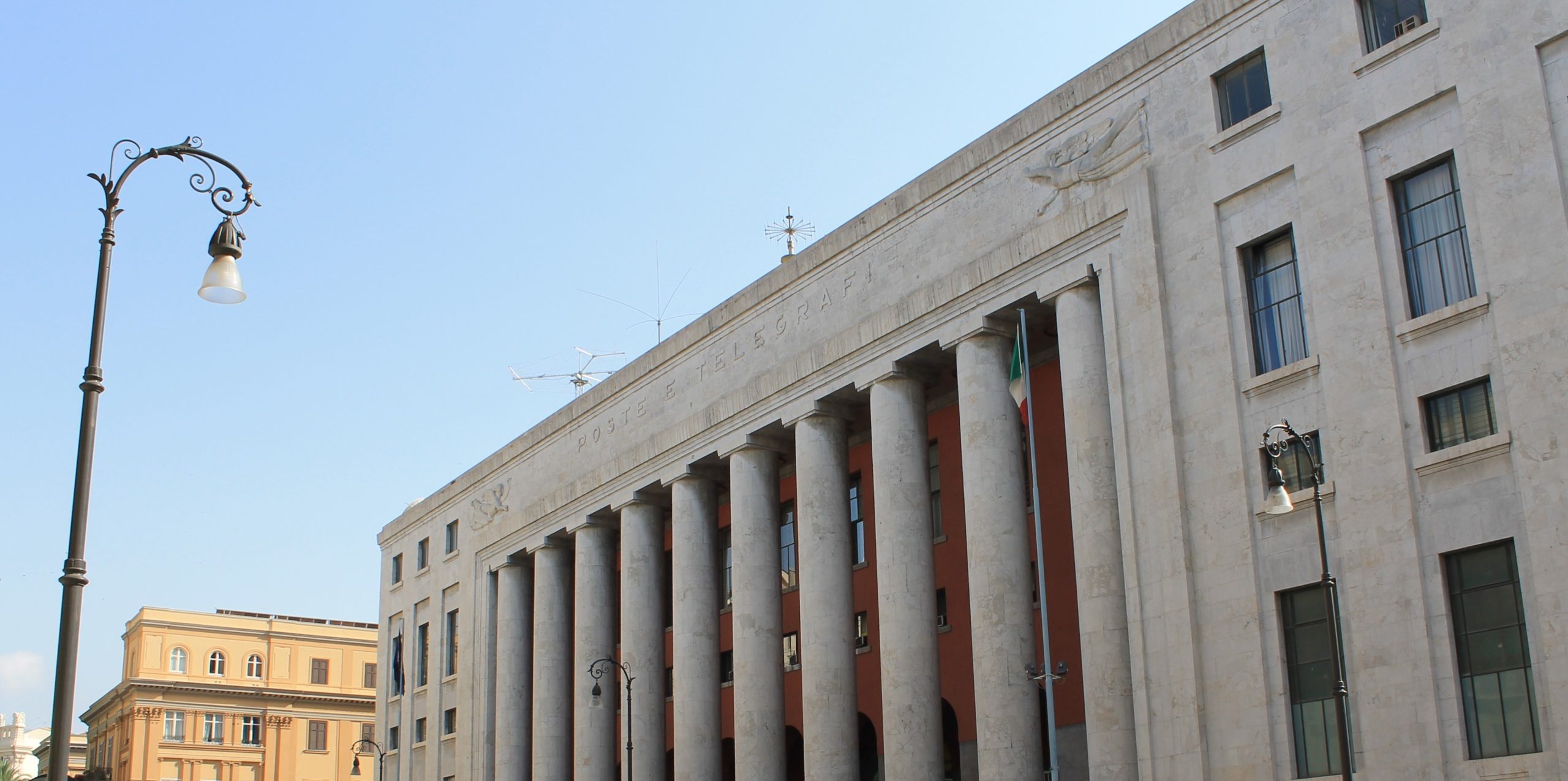 Palermo, cade dal quarto piano del palazzo delle Poste