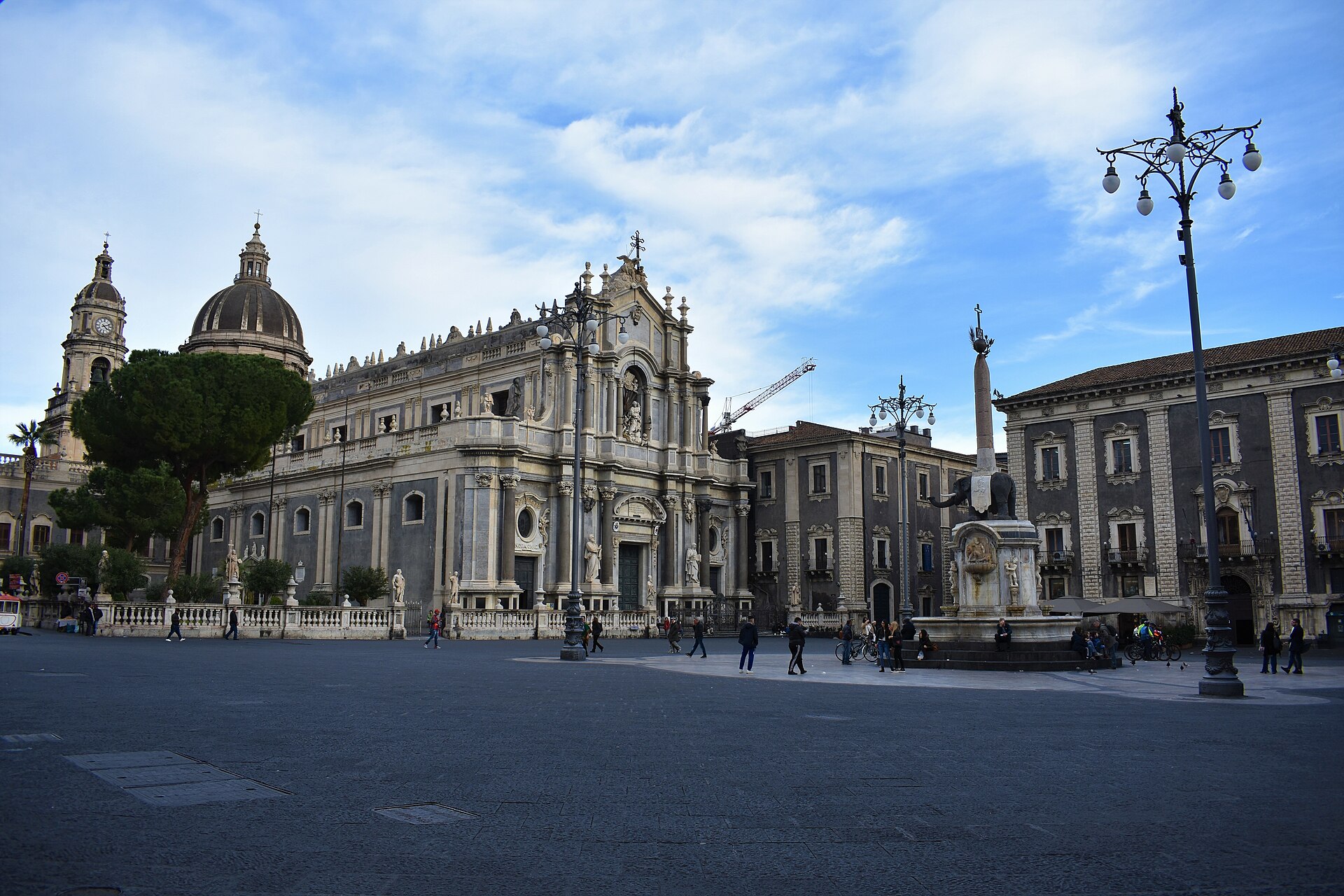 Catania, era salito sul cornicione di un edificio di Piazza Duomo: salvato 21enne