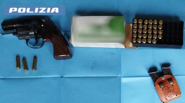 Catania, trovate armi in una busta della spesa abbandonata per strada