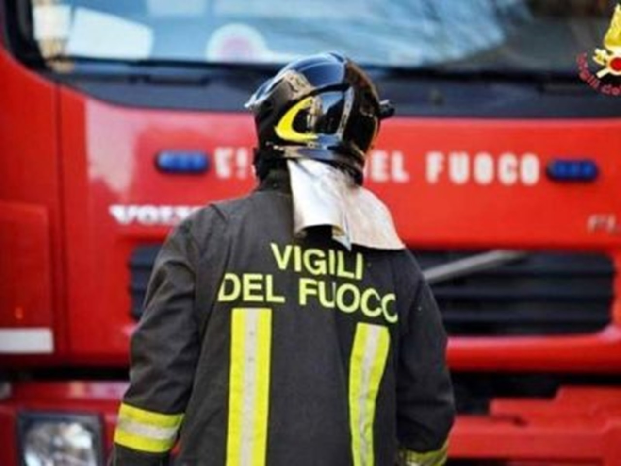 Incendio nell’ex fabbrica Elenka a Palermo