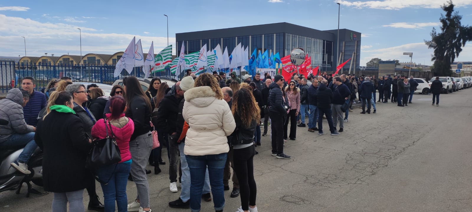 Caso Pfizer, in corso il sit-in dei sindacati