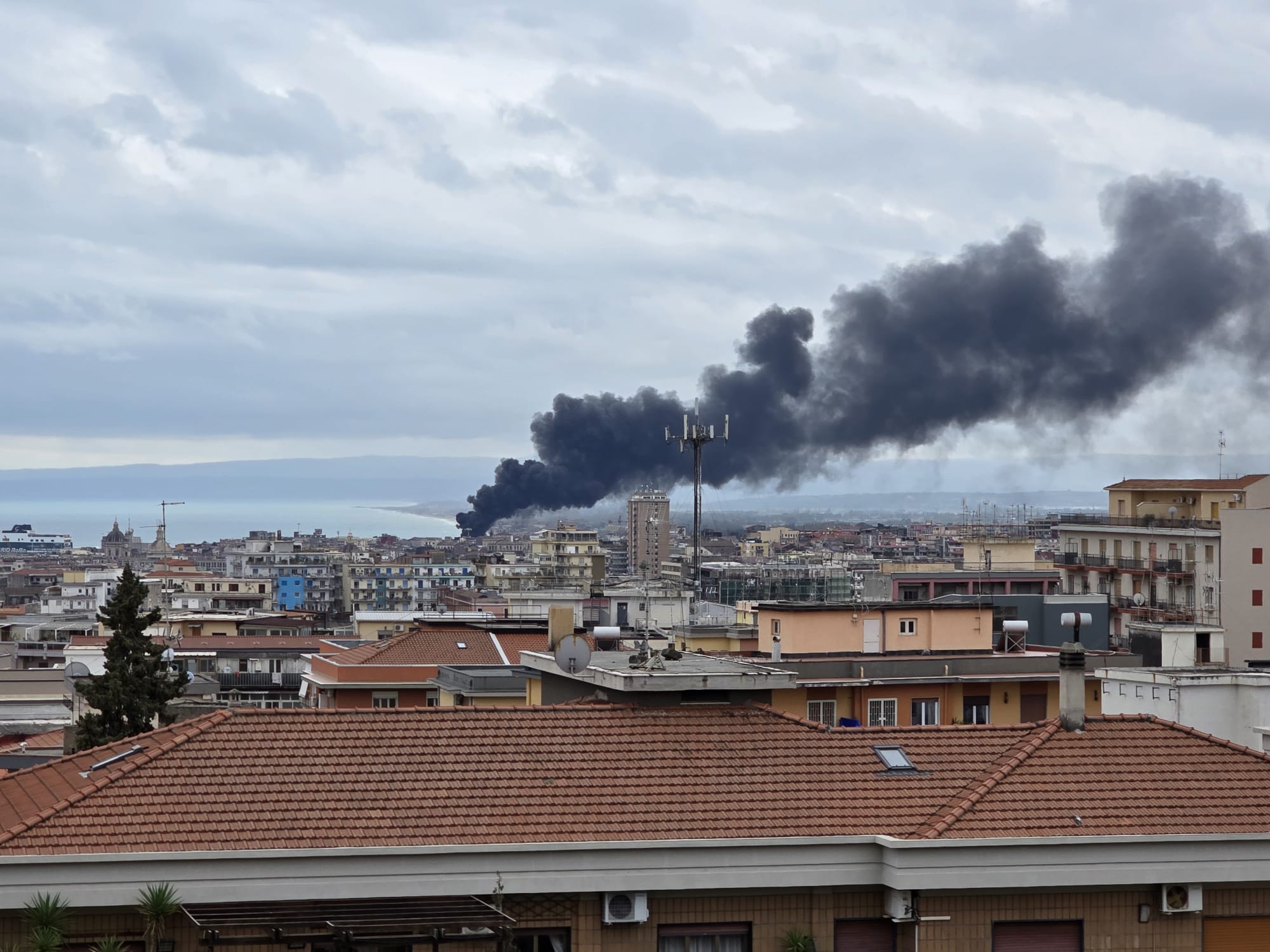 Incendio all’ex Italcementi di Catania: intensa colonna di fumo allerta i cittadini