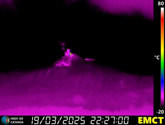 Etna, attività stromboliana al Cratere di Sud-Est: nube eruttiva diretta verso ESE