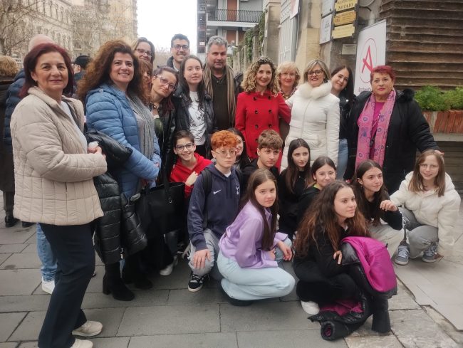 Svelata targa in onore della scrittrice Adelaide Bernardini: gli studenti dell’I.C. “F. De Roberto” testimoni di un’eredità letteraria da tramandare