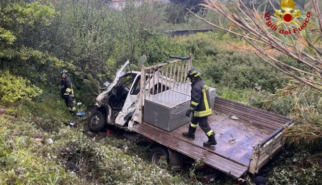 Furgone precipita lungo la A20 Messina-Palermo: morto giovane catanese