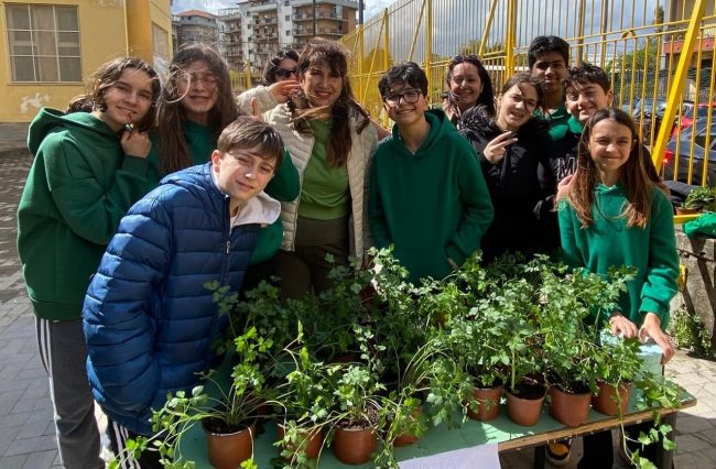 All’Istituto “Italo Calvino” di Catania la vendita delle piantine coltivate dagli studenti