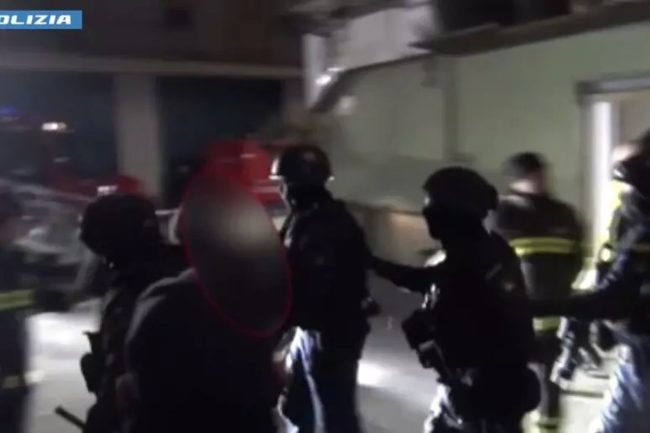 L’uomo barricato in casa ad Adrano e il lancio di oggetti dal balcone: feriti due agenti