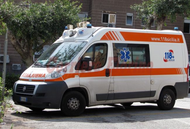 Siracusa, minaccia di togliersi la vita buttandosi dal balcone: salvato in extremis