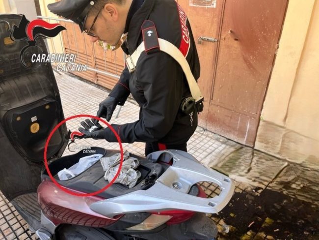 Catania, arrestato un pusher mentre aspettava i suoi clienti