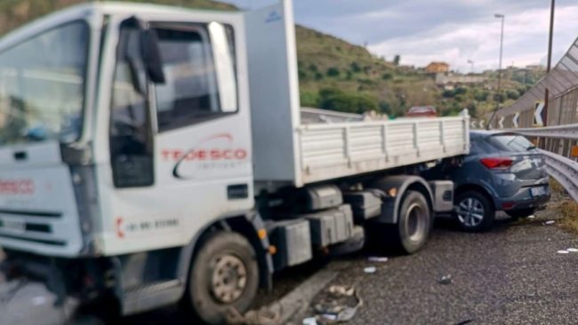 Scontro tra auto e mezzo pesante sulla Tangenziale di Messina. Due feriti