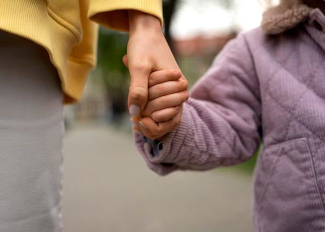 Bimba di 4 anni investita da uno scooter in via Roma: stava attraversando la strada con la mamma