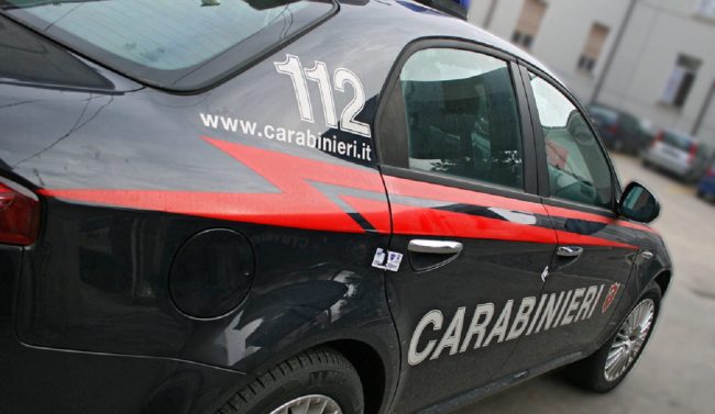 Sfondano tabaccheria con un’auto: è caccia ai cinque malviventi