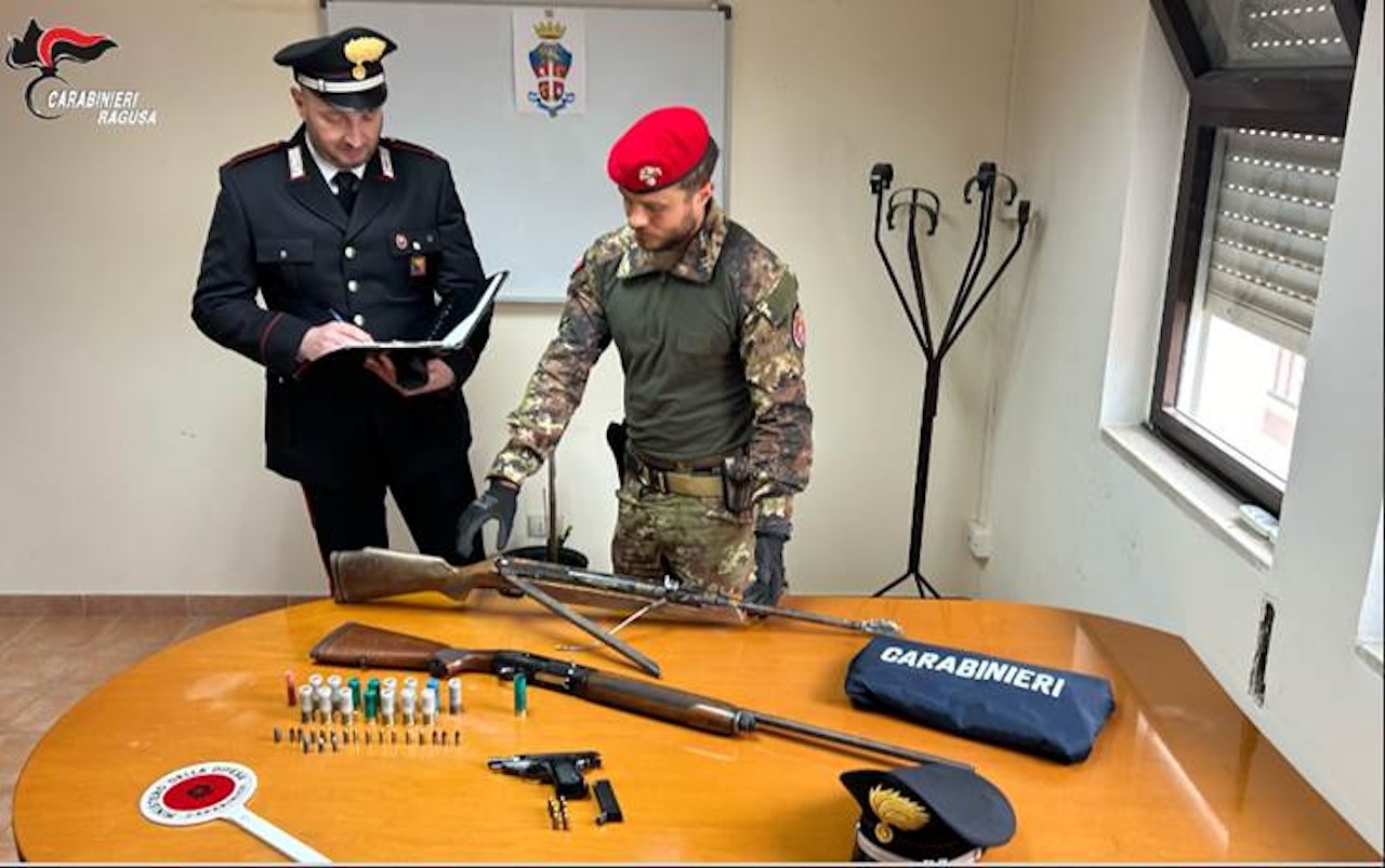 Il blitz in un casolare “sospetto”: scoperto deposito di armi rubate. Un arresto