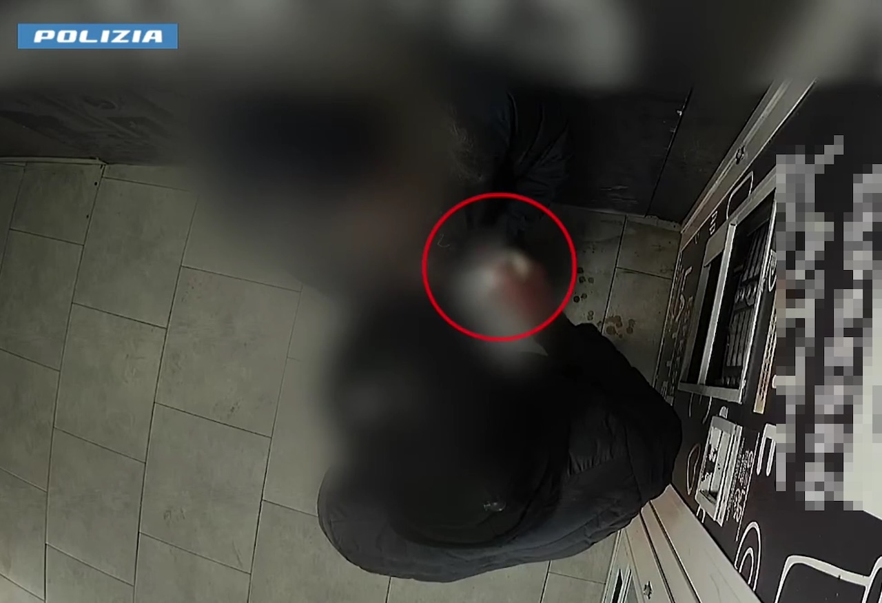 Catania, la rapina in un distributore H24 con minacce di morte: identificato l’aggressore – VIDEO