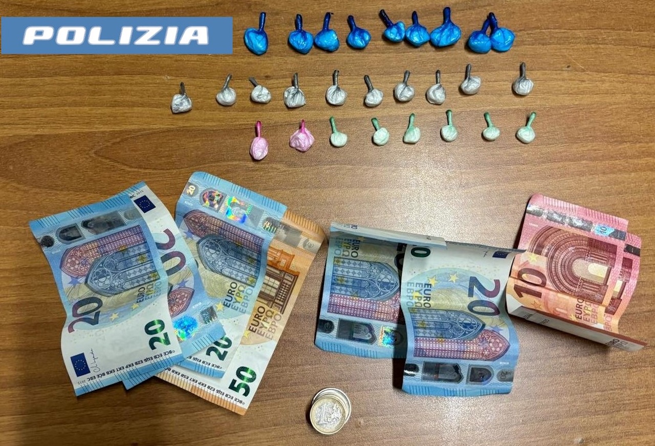 Tentano di sfuggire ai controlli con 27 dosi di cocaina: due giovani arrestati a Catania